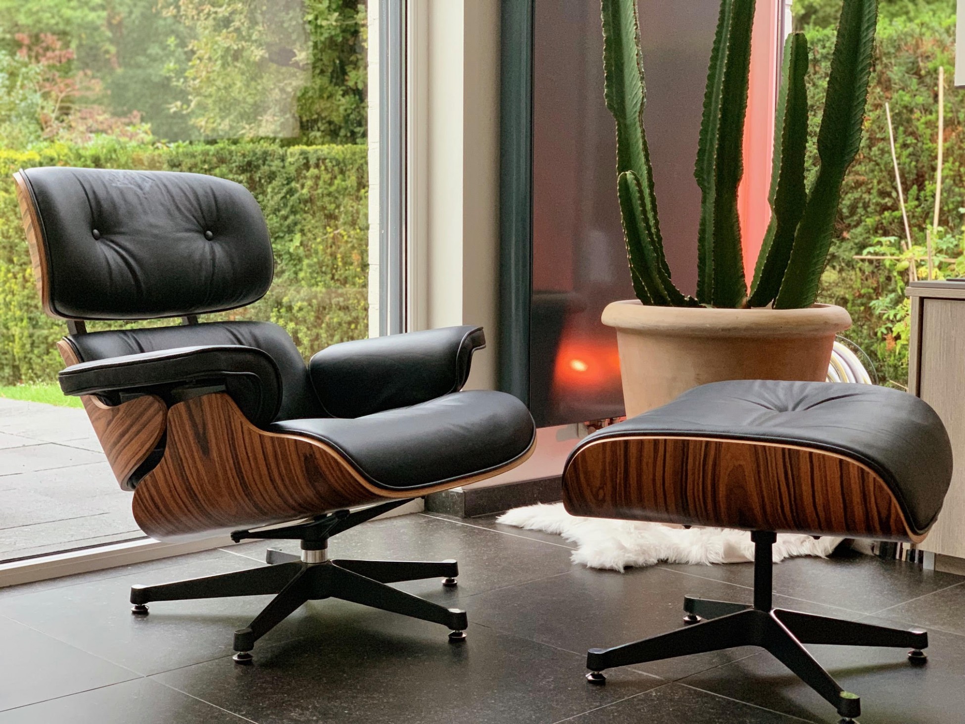 Meer informatie Koe Eames Lounge Zetel + Ottoman Zwart | Retro Living Furniture